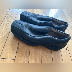 Preloved Kenneth Cole leather Black Slip-On Leather clogs SZ 8.5!!